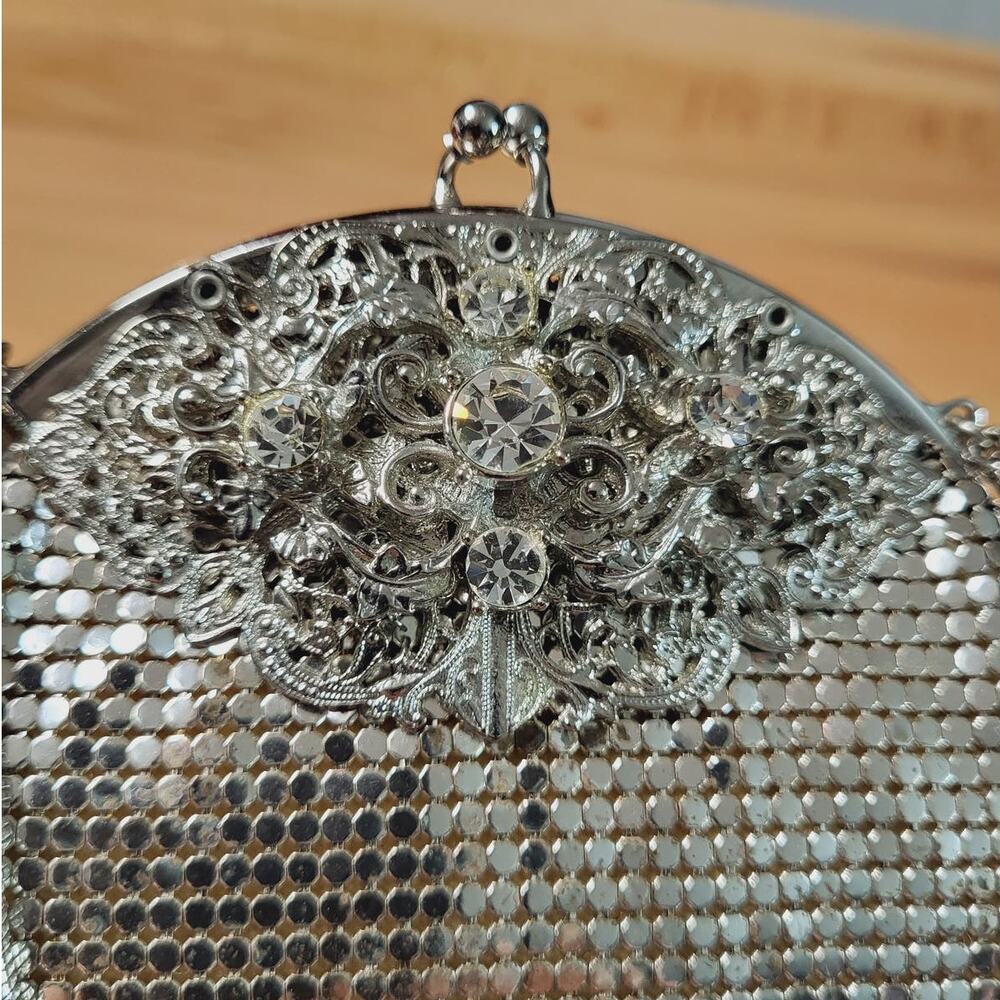 Vintage Whiting & Davis Silver Mesh Kiss Lock Dome Shape Bag Made in USA - Picture 2 of 7
